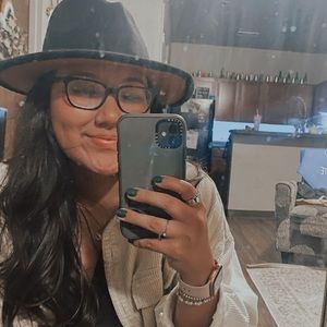 Meet your Posher, Esther